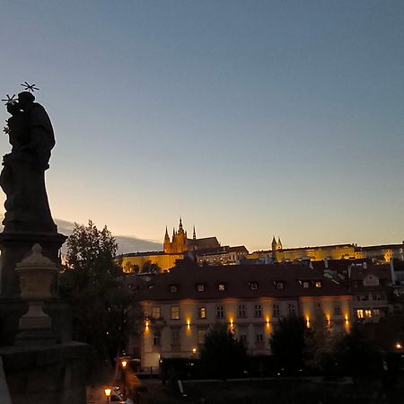 Apartamento Valentinka Minutes Away From Charles Bridge Praga Exterior foto