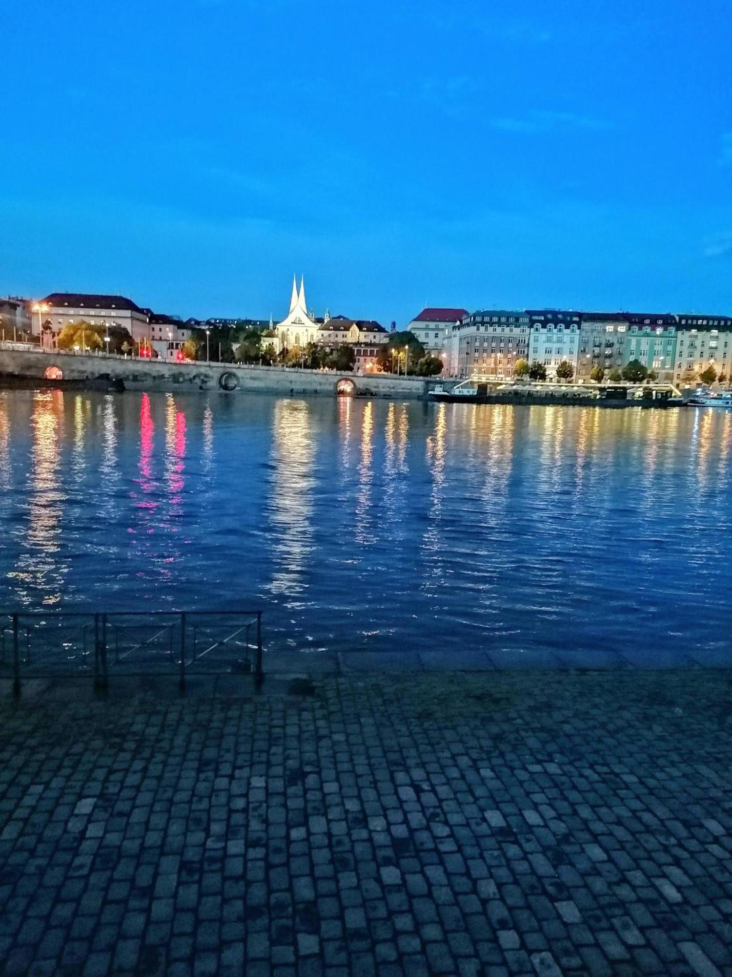 Apartamento Valentinka Minutes Away From Charles Bridge Praga Exterior foto